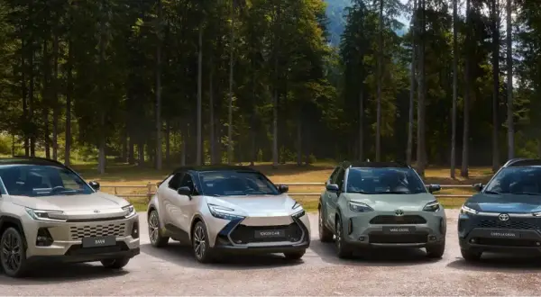 Nuovi modelli Toyota in arrivo: RAV4, C-HR, Yaris Cross e Corolla Cross pronti per l'avventura nel bosco.