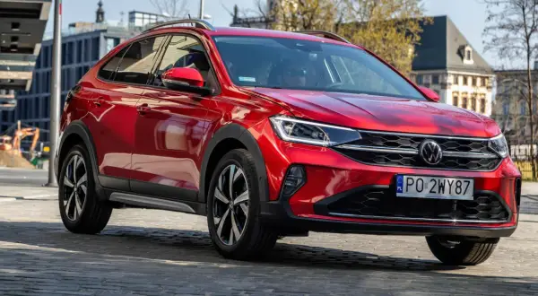 Czerwony Volkswagen Taigo na ulicy. Poznaj jego wymiary i możliwości.