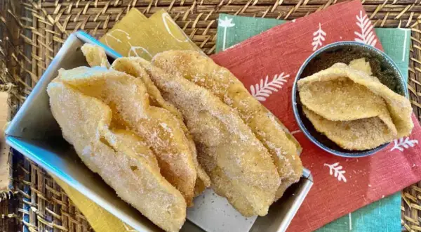 Cresciole marchigiane dorate e zuccherate, un dolce fritto che profuma di tradizione.