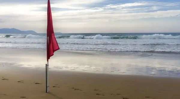 Gdzie zakaz kąpieli nad Bałtykiem? Sprawdź, które plaże są zamknięte