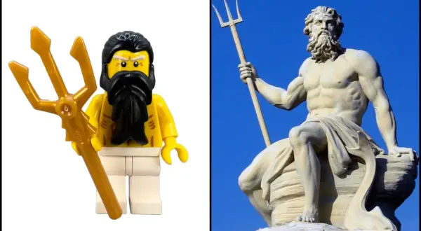 Lego-figuur met drietand naast een standbeeld van de griekse god van de zee, Poseidon.