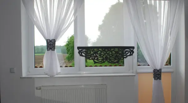 Jakie firany na okno balkonowe? 8 inspirujących pomysłów
