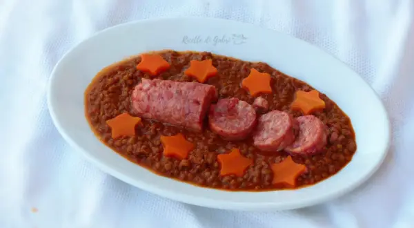 Lenticchie e cotechino alla marchigiana, un piatto saporito con stelline di carota.