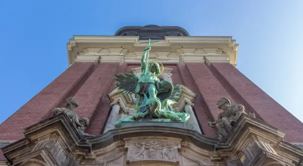 Die Michaeliskirche Hamburg thront über der Stadt. Der Erzengel Michael besiegt den Teufel.