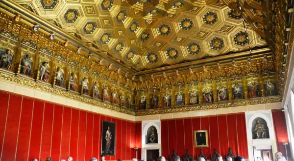 El impresionante interior del Alcázar de Segovia deslumbra con su techo dorado y figuras históricas.