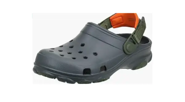 Scarpa da uomo Crocs grigia con cinturino arancione e verde. Perfetta per l'avventura.