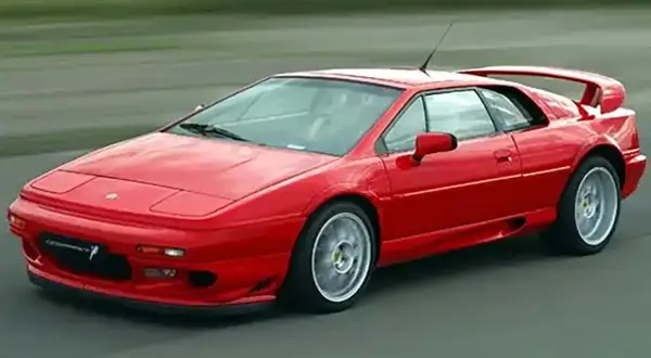 Röd Lotus Esprit, ett ikoniskt sportbilmärke, kör på en asfalterad väg.