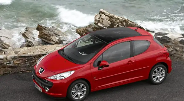 Jakie auto dla początkującego kierowcy? Bezpieczeństwo i niskie koszty eksploatacji