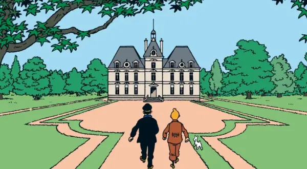 Tintin et le Capitaine Haddock courent vers un majestueux château de la Loire, Milou trottine à leurs côtés.