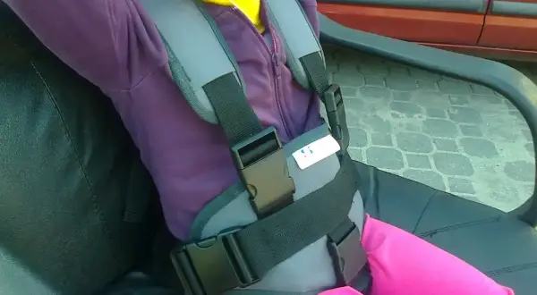 Dziecko w pasach bezpieczeństwa. Pytanie: od jakiego wzrostu bez podkładki?