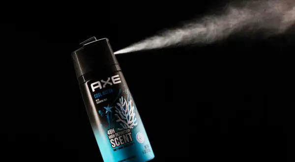Axe Cool Ocean dezodorant w sprayu, który rozpyla orzeźwiającą mgiełkę, by zwalczyć dziwny zapach w mieszkaniu.