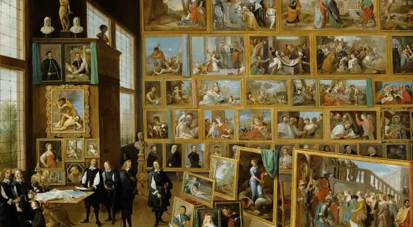 Colección de cuadros de la edad moderna, con retratos y escenas religiosas, en una galería de arte con visitantes y perros.