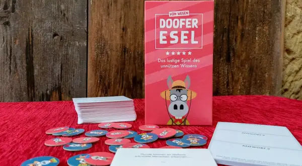 Gesellschaftsspiele für 6 Personen: "Doofere Esel" – das lustige Spiel des unnützen Wissens mit vielen runden Spielkarten.