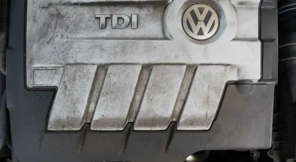 Silnik TDI 1.9 o mocy 105 KM, widoczny na pokrywie z logo VW.