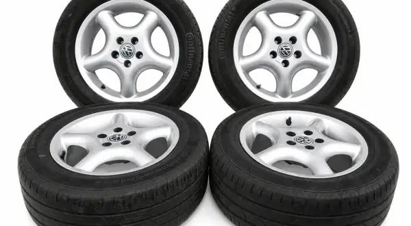 Cztery felgi aluminiowe z oponami Continental ContiPremiumContact 2, rozmiar 205/60 R15, idealne jako jakie opony do VW Polo 9N.