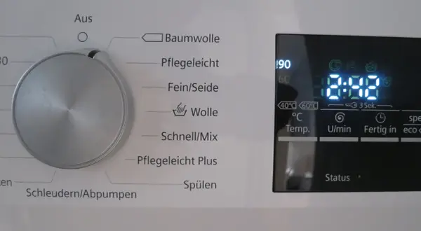 Waschmaschine reinigen 90 Grad: Das Display zeigt 90°C an. Der Drehregler ist auf "Aus" gestellt.