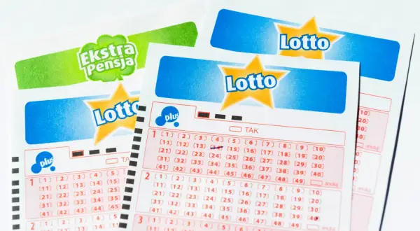 Kupony Lotto i Ekstra Pensja z zaznaczonymi polami do gry.