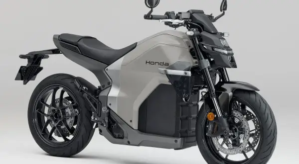 Nowoczesny, szary japoński motocykl Honda z czarnymi detalami i futurystycznym designem.