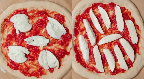 Två pizzabottnar med tomatsås och mozzarella. Den ena med klumpar, den andra med skivor. En familjepizza motsvarar detta.