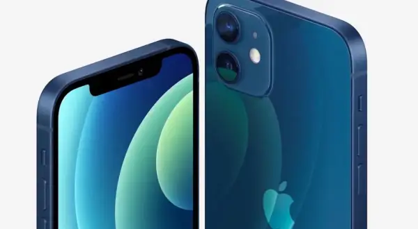 Deux iPhones 12 bleus, un de face et un de dos, montrant la couleur iPhone 12.