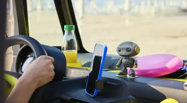 Wnętrze Citroen Ami Buggy z zabawnym robotem, telefonem i sokiem.