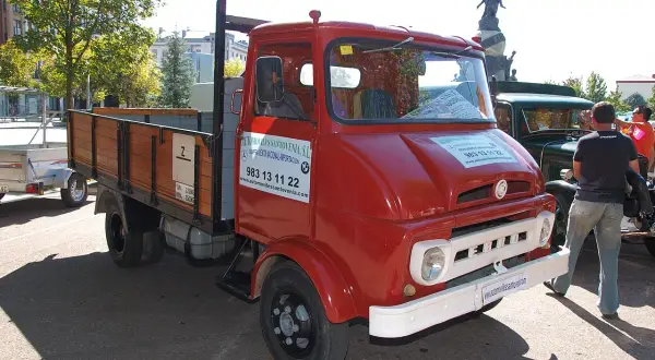 Camion Ebro rouge vif, prêt pour une nouvelle aventure. Un classique sur la route.
