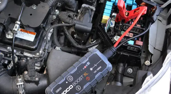 Toyota Auris Hybrid nie odpala? Akumulator 12V, kluczyk: Rozwiąż!
