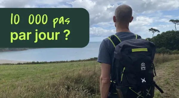 Un randonneur avec un sac à dos regarde la mer. Le texte "10 000 pas par jour ?" suggère une réflexion sur combien de kilomètres faut-il marcher par jour.