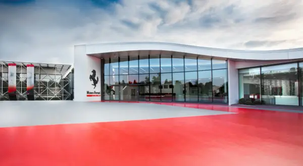 Muzea Ferrari: Maranello czy Modena? F1 vs historia. Wybierz!