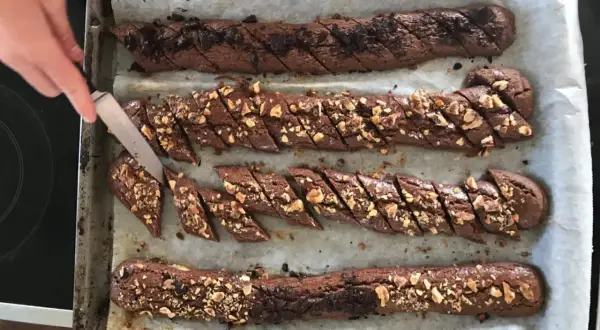 Chokladsnittar recept: nybakade, skurna och redo för ugnen. En härlig syn för alla chokladälskare!