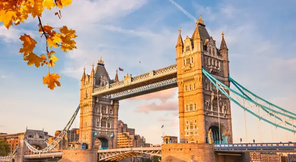 Jesienna odsłona Tower Bridge w Londynie. Zastanawiasz się, ile kosztuje eta do UK?