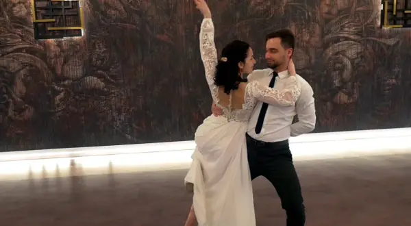 Para tańczy w rytm "Ti amo" Umberto Tozzi. Tekst piosenki idealnie oddaje ich uczucia.