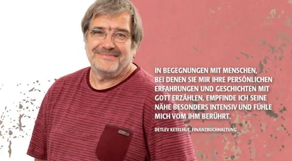 Ein Mann mit Brille lächelt, während er von Begegnungen erzählt, die ihm immer mehr von dir zeigen.