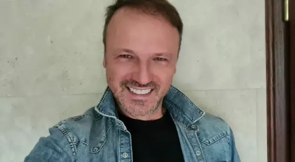 Czy Damian Holecki ma żonę i dzieci? Odkryj jego życie rodzinne