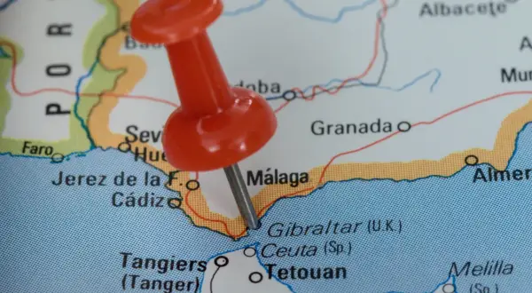Czerwony pinezka zaznacza Gibraltar na mapie, w pobliżu Malagi.