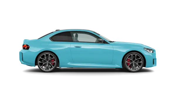 Błękitne BMW M2 G87 z czarnymi felgami i czerwonymi zaciskami hamulcowymi, prezentujące sportowy profil na czarnym tle.