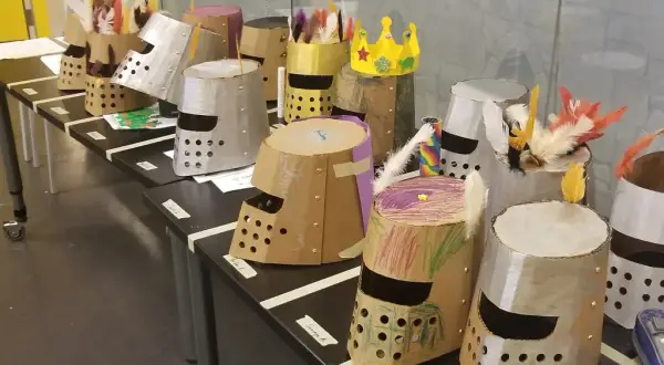 Strój rycerza z kartonu DIY: Zrób to sam krok po kroku!