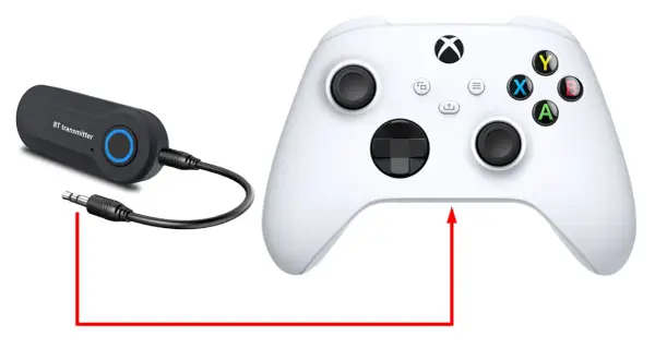 BT transmiter podłączony do kontrolera Xbox. Dowiedz się, jak podłączyć słuchawki do Xboxa za pomocą tego adaptera.