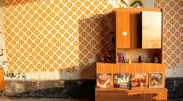 Meblościanka PRL: Od reliktu do designerskiej zabudowy DIY