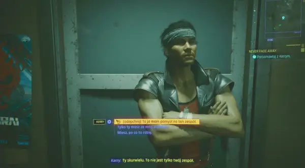 Cyberpunk czynnik ludzki: Kerry, z opaską na głowie i w skórzanej kurtce, rozmawia o zespole. Jego mina sugeruje konflikt.