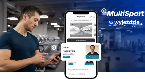 Mężczyzna sprawdza na telefonie, od kiedy jego karta MultiSport jest aktywna. Widoczna data to 21.03.2022.