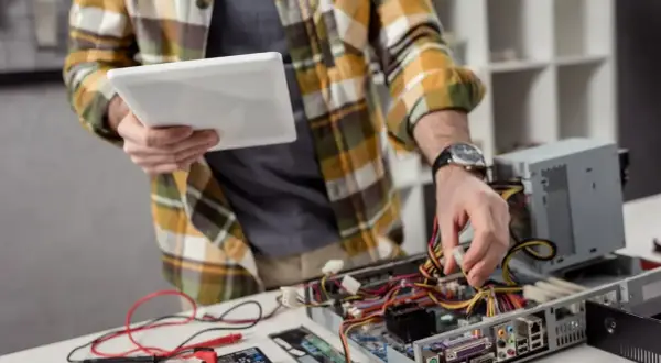 Czym zajmuje się elektryk? Od kwalifikacji po zarobki i nowe technologie