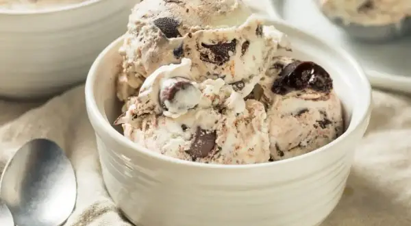 Coppette di gelato fatto in casa senza gelatiera, con pezzi di cioccolato e ciliegie.