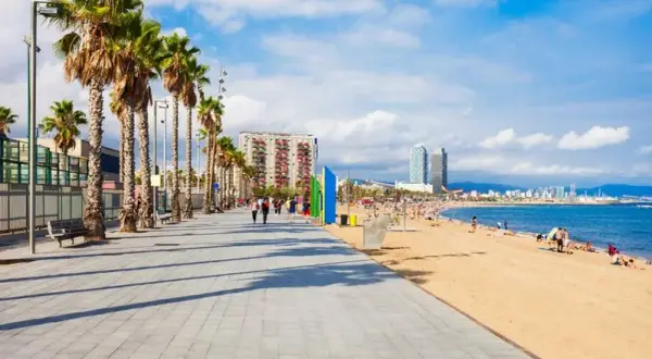Czy Barcelona ma dostęp do morza? Odkryj piękne plaże i atrakcje