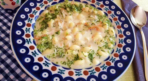 Pyszna zupa z makaronem, idealna na wykorzystanie wywaru po golonce. Obficie posypana świeżym koperkiem.