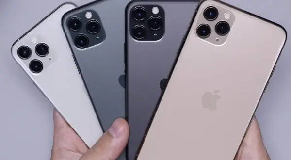 Cztery iPhone'y w różnych kolorach: biały, szary, ciemnoszary i złoty. Zastanawiasz się, airplay co to? To technologia bezprzewodowego strumieniowania.