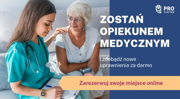 Młody opiekun medyczny troskliwie pochyla się nad starszą pacjentką, notując coś na kartce.