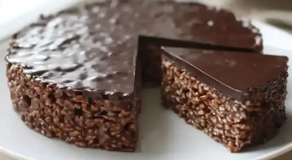 En chokladkaka med krispiga rispuffar och glansig glasyr. Perfekt för alla som älskar goda pajer och desserter.