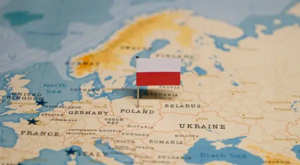 Flaga Polski na mapie Europy, symbolizująca jedność kraju, która w historii doświadczyła okresu rozbicia dzielnicowego.