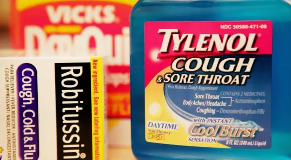 Syrop na kaszel mokry Tylenol i Robitussin. Pomogą na ból gardła i przeziębienie.
